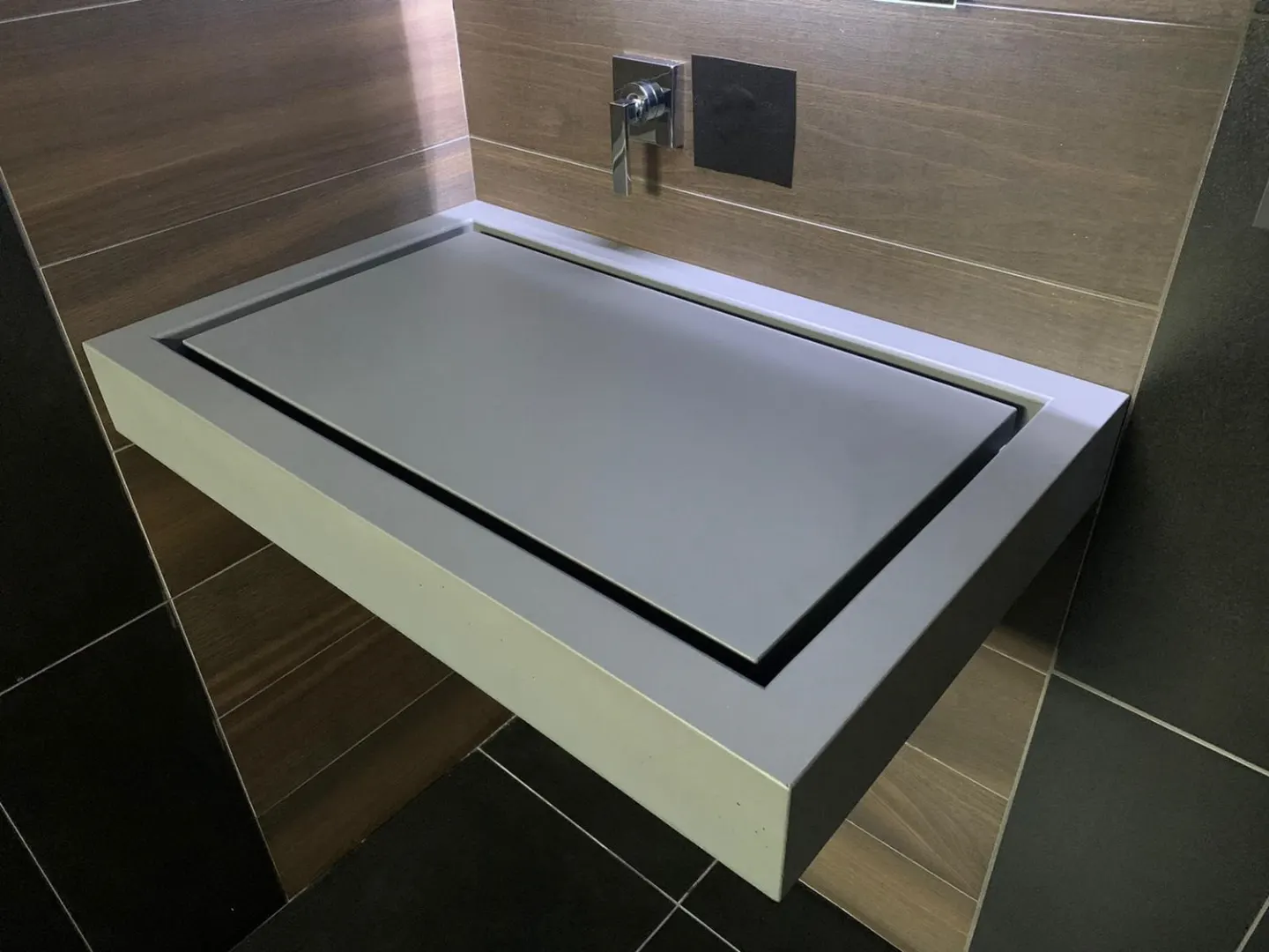 Kundenbild: eingebautes Betonwaschbecken bzw. Betonmöbel