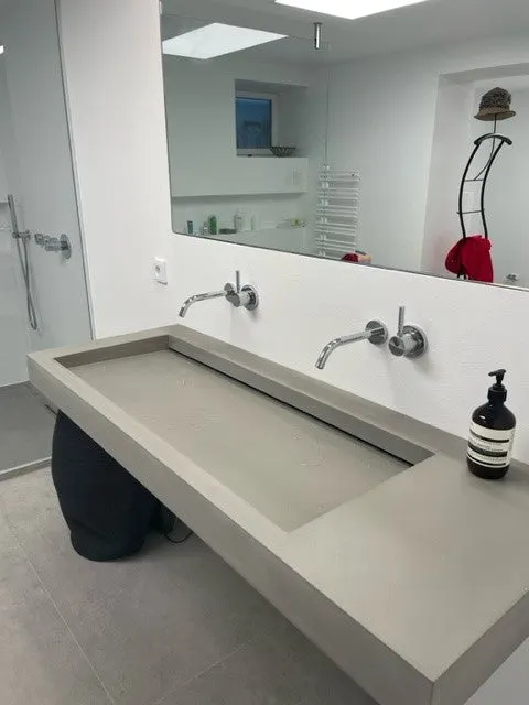 Kundenbild: eingebautes Betonwaschbecken bzw. Betonmöbel