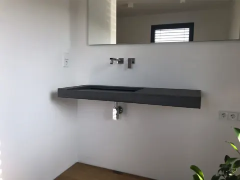 Kundenbild: eingebautes Betonwaschbecken bzw. Betonmöbel