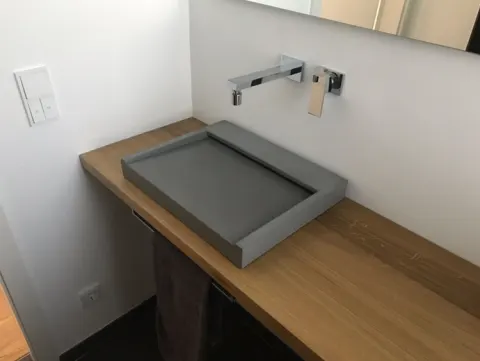 Kundenbild: eingebautes Betonwaschbecken bzw. Betonmöbel