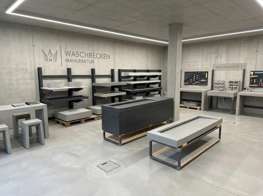 Arbeit an einer Betonschalung in der Werkstatt
